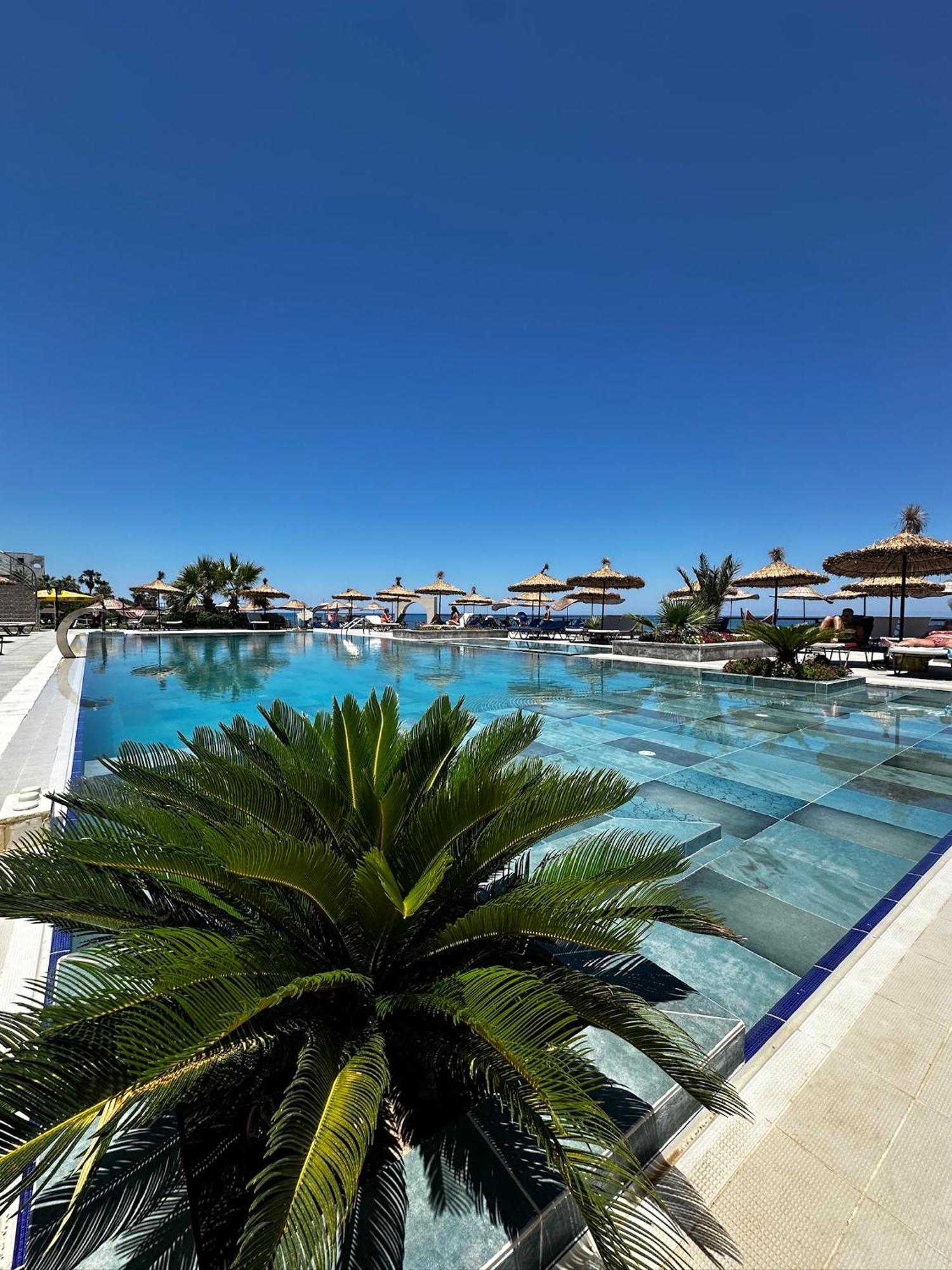 Manolya Hotel Лапитос Екстериор снимка