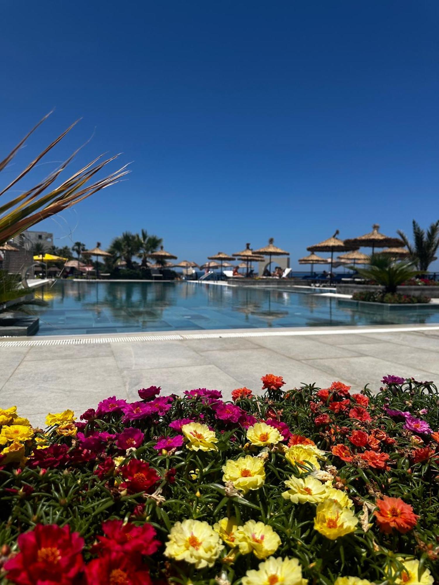 Manolya Hotel Лапитос Екстериор снимка