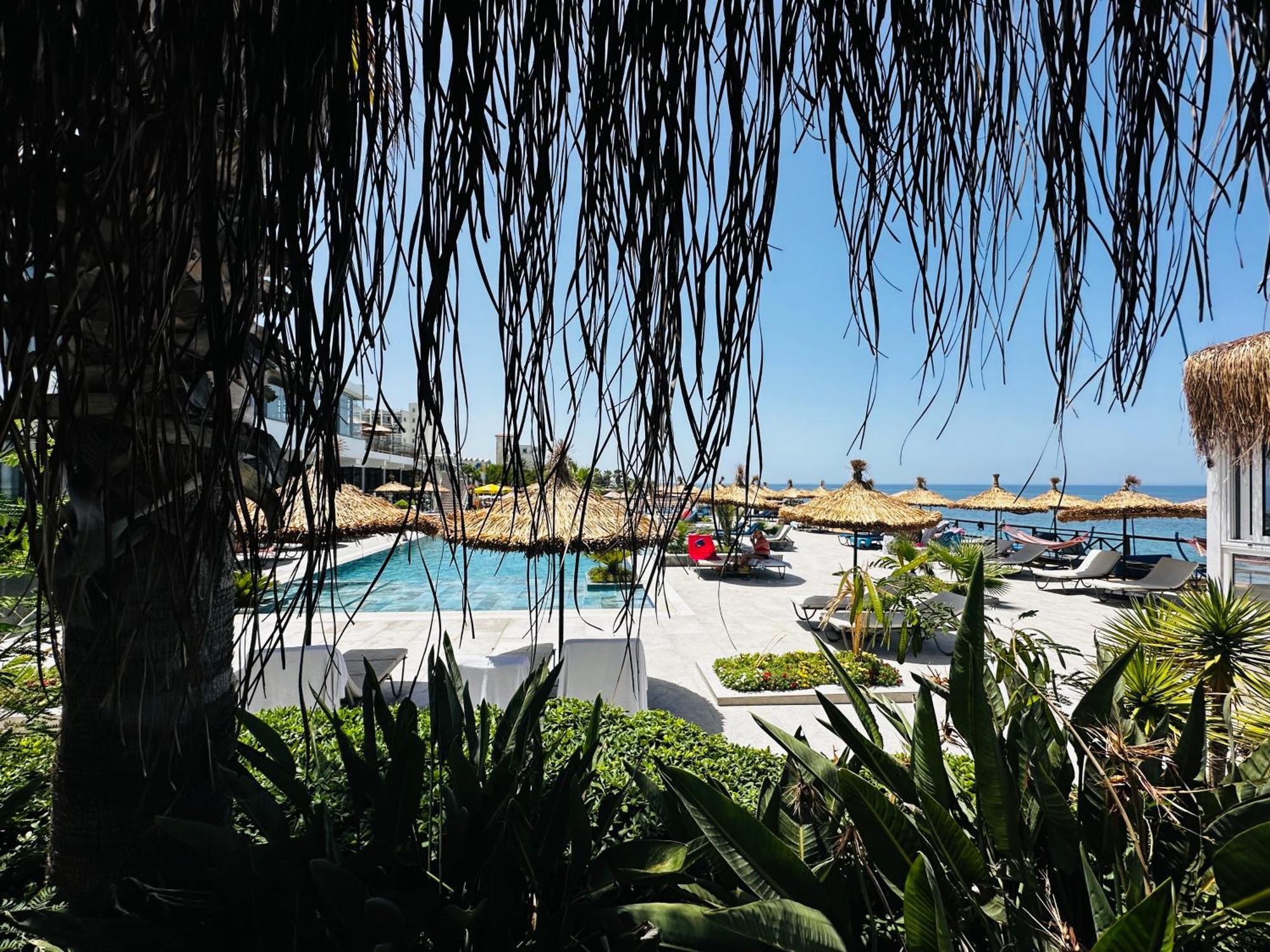 Manolya Hotel Лапитос Екстериор снимка