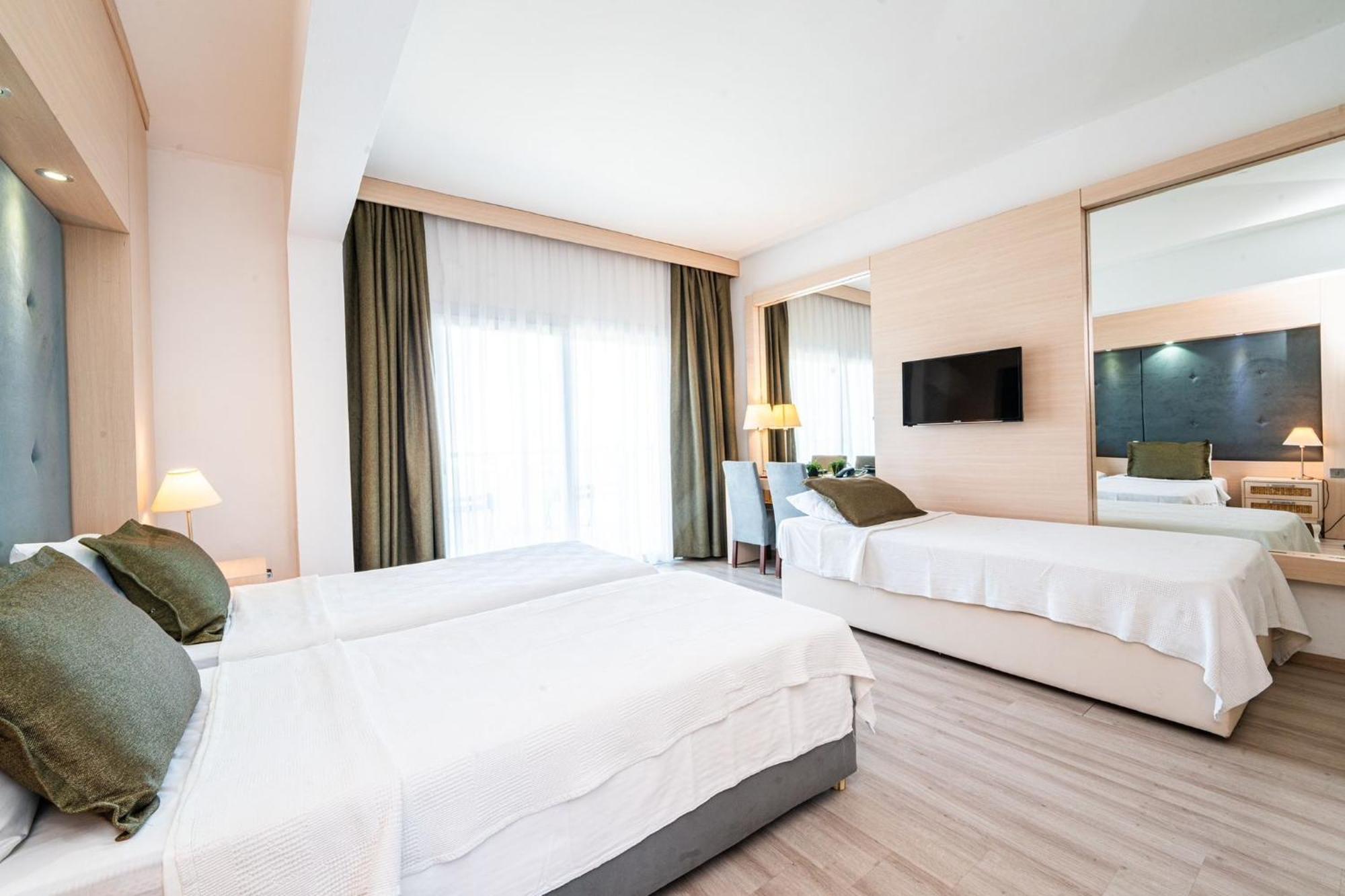 Manolya Hotel Лапитос Екстериор снимка
