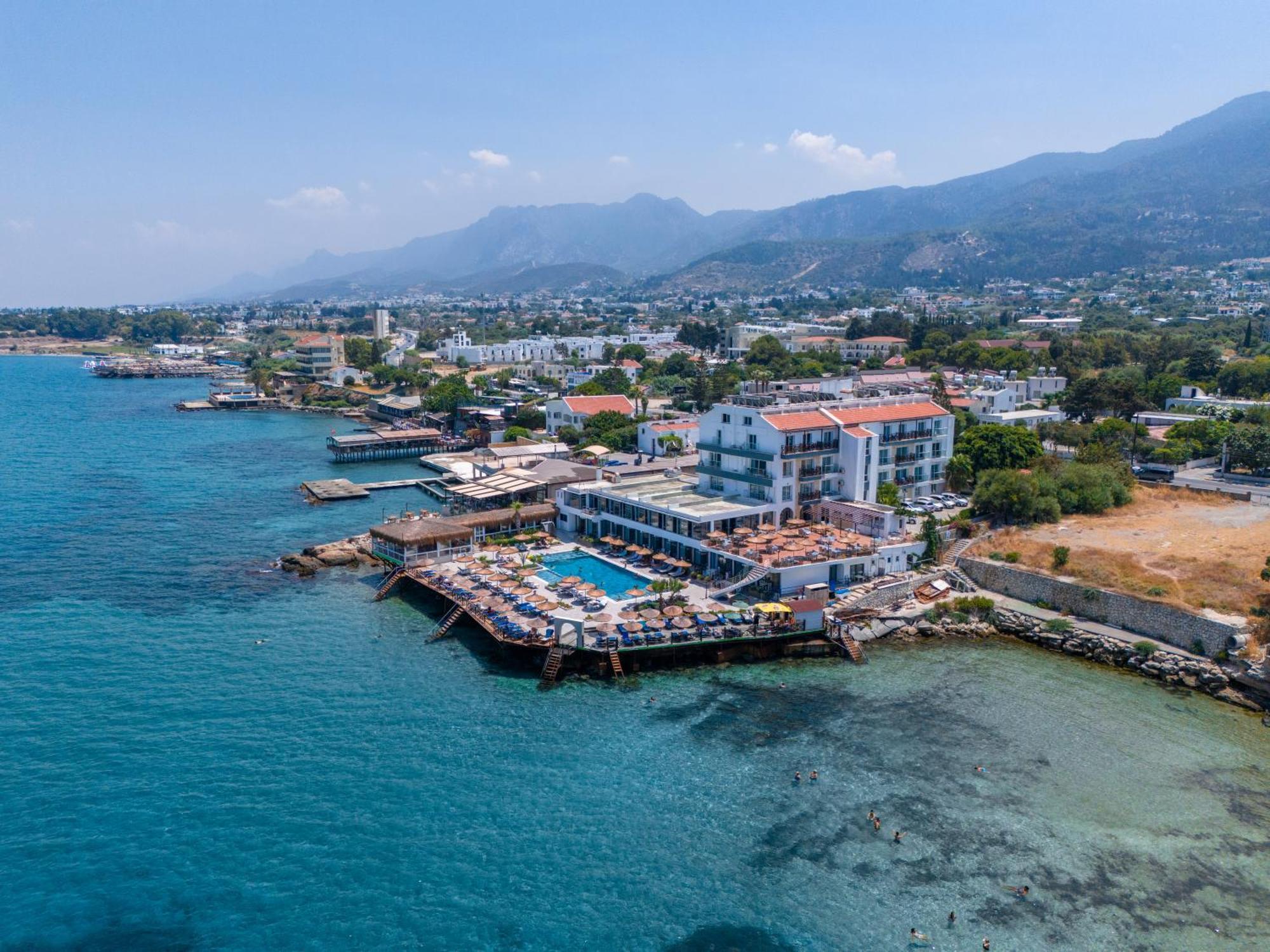 Manolya Hotel Лапитос Екстериор снимка