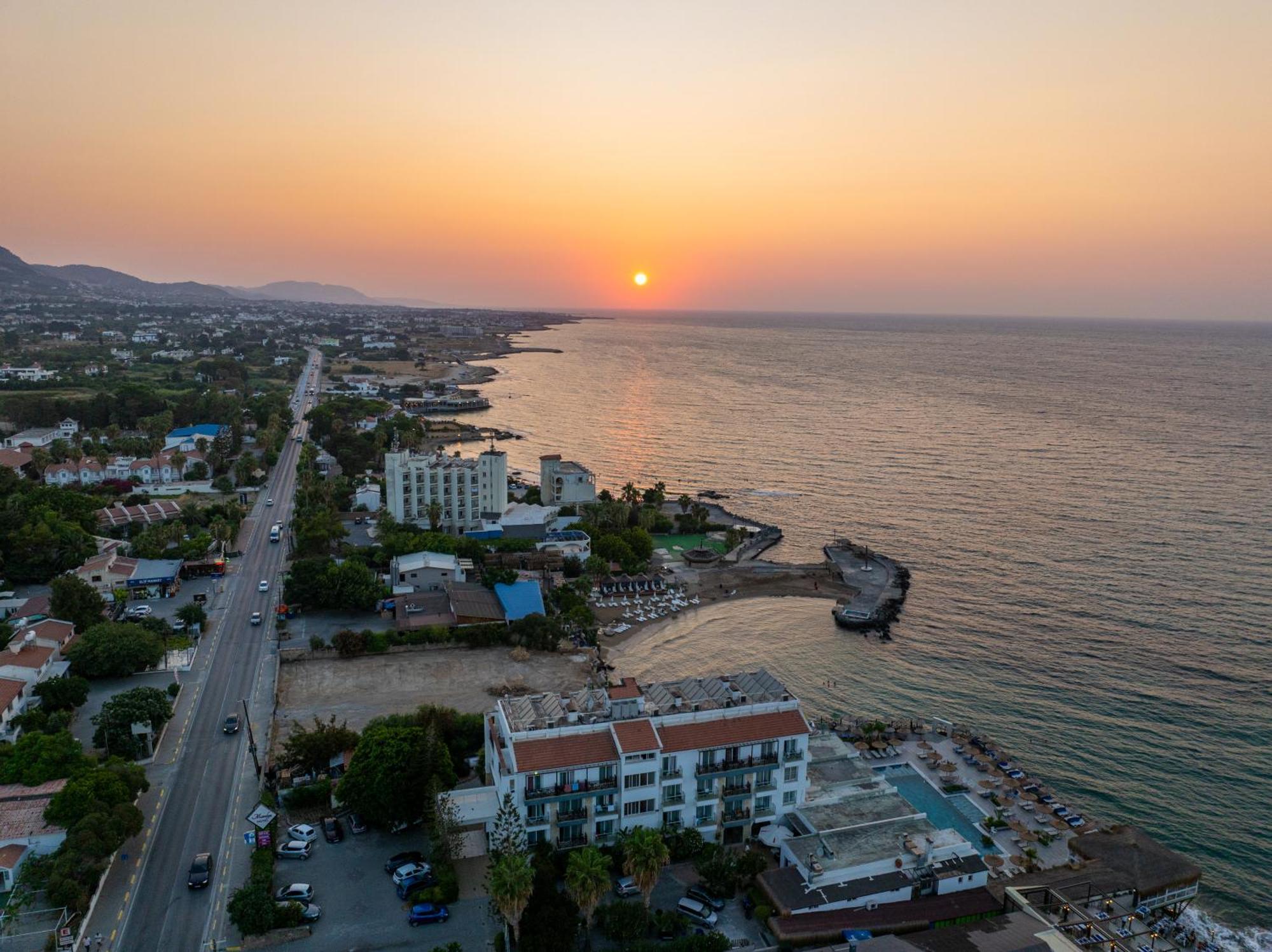 Manolya Hotel Лапитос Екстериор снимка