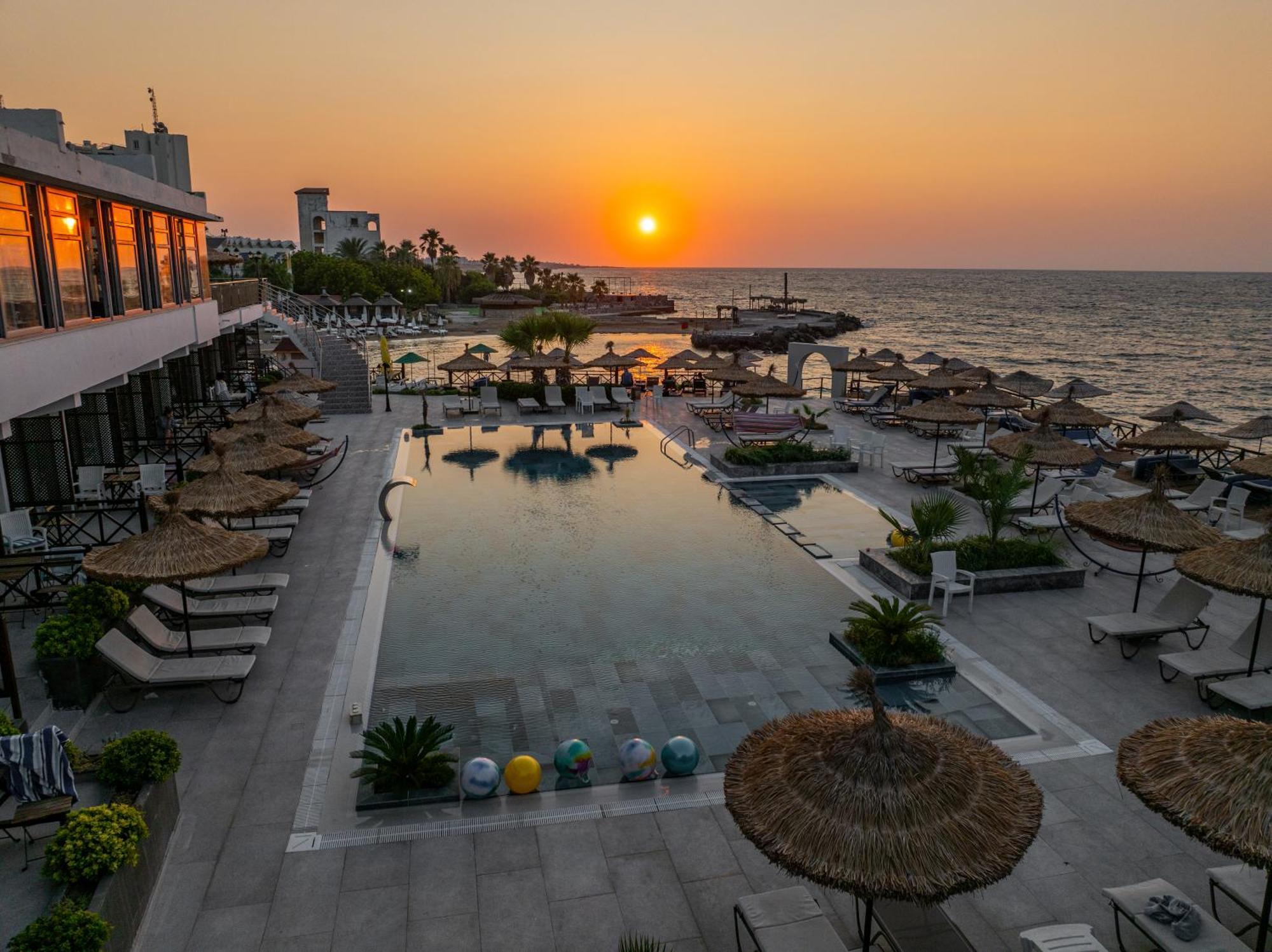 Manolya Hotel Лапитос Екстериор снимка