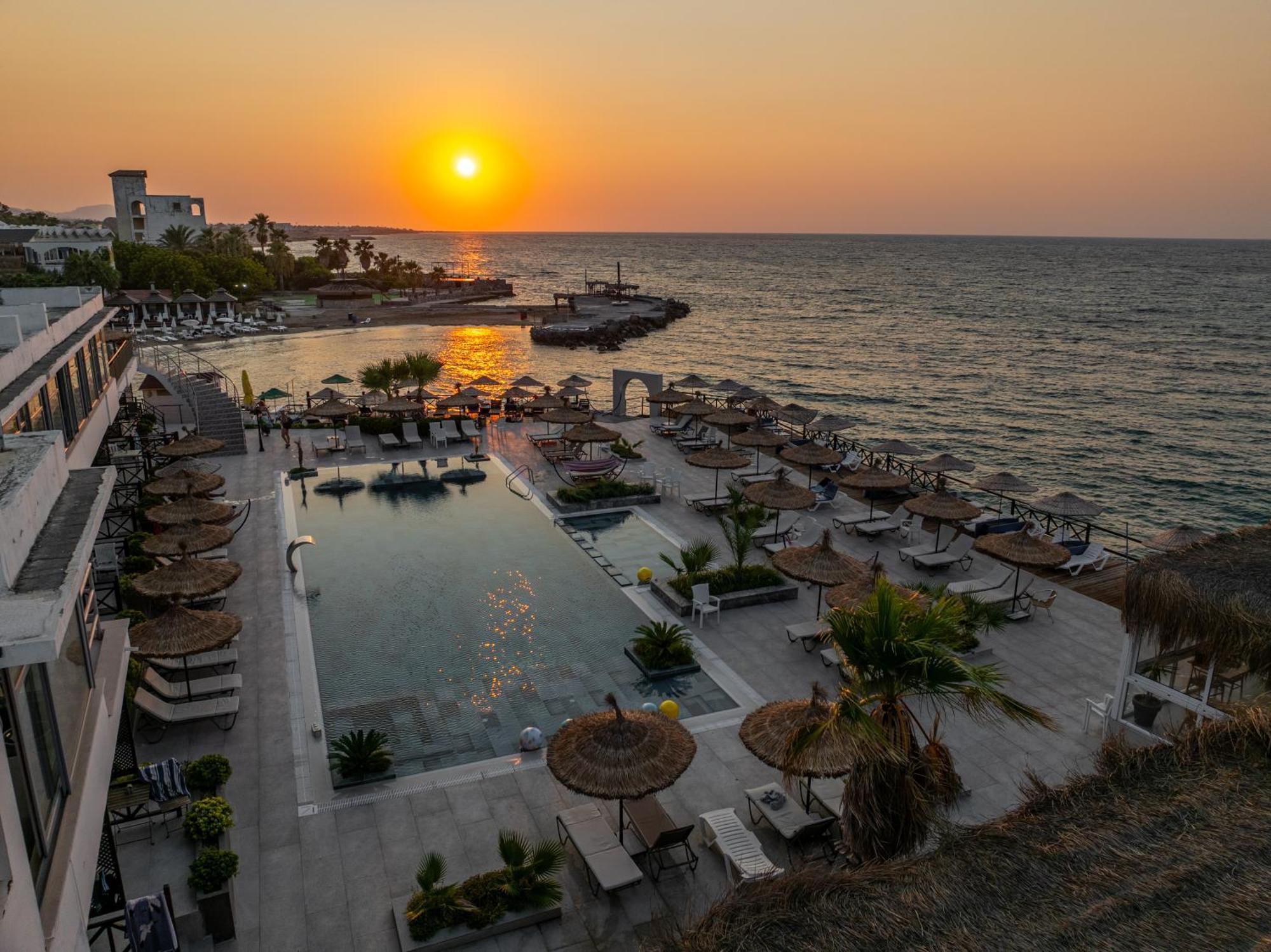 Manolya Hotel Лапитос Екстериор снимка