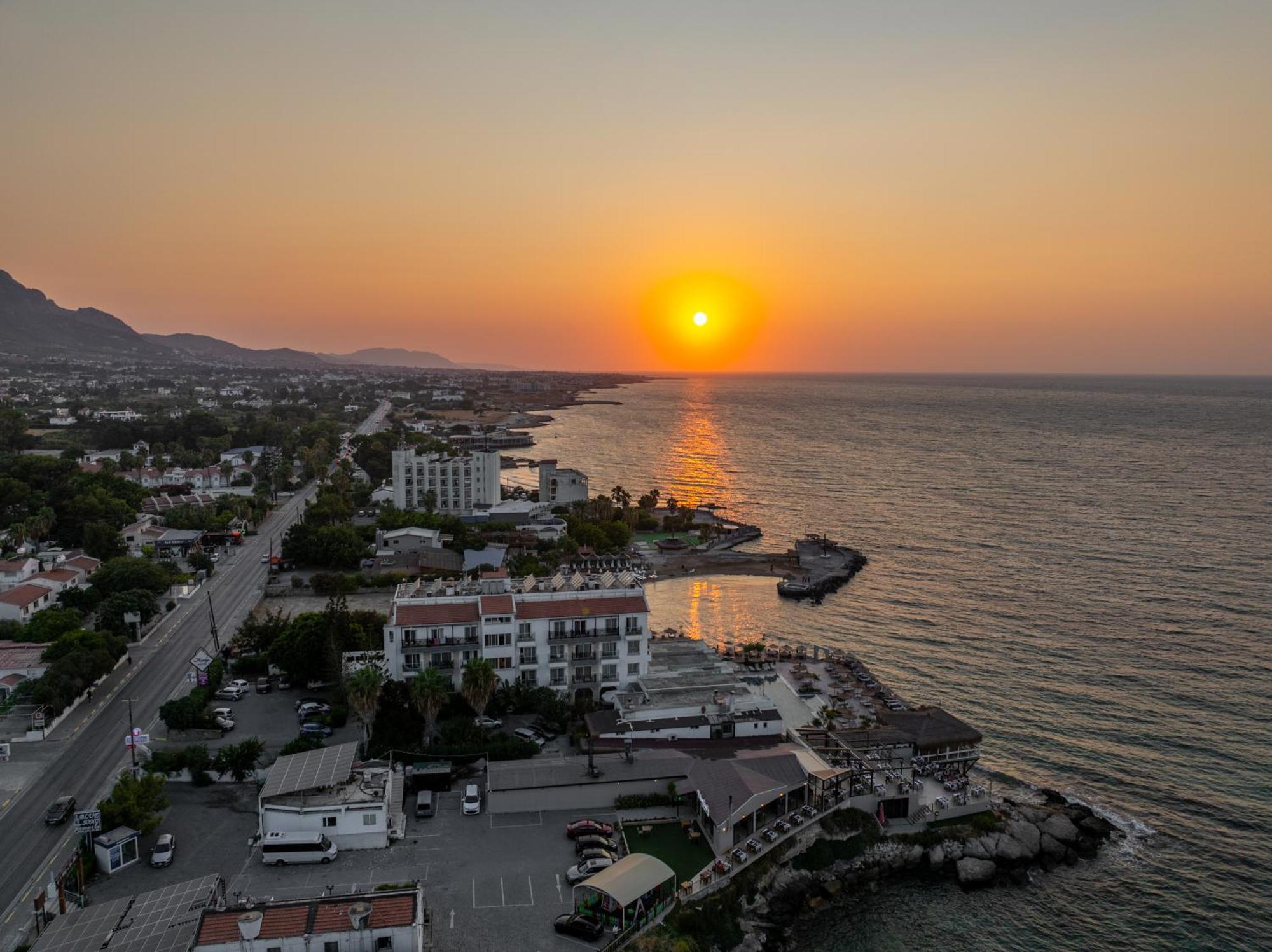 Manolya Hotel Лапитос Екстериор снимка