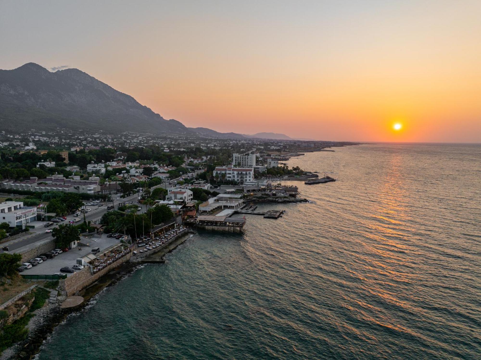 Manolya Hotel Лапитос Екстериор снимка