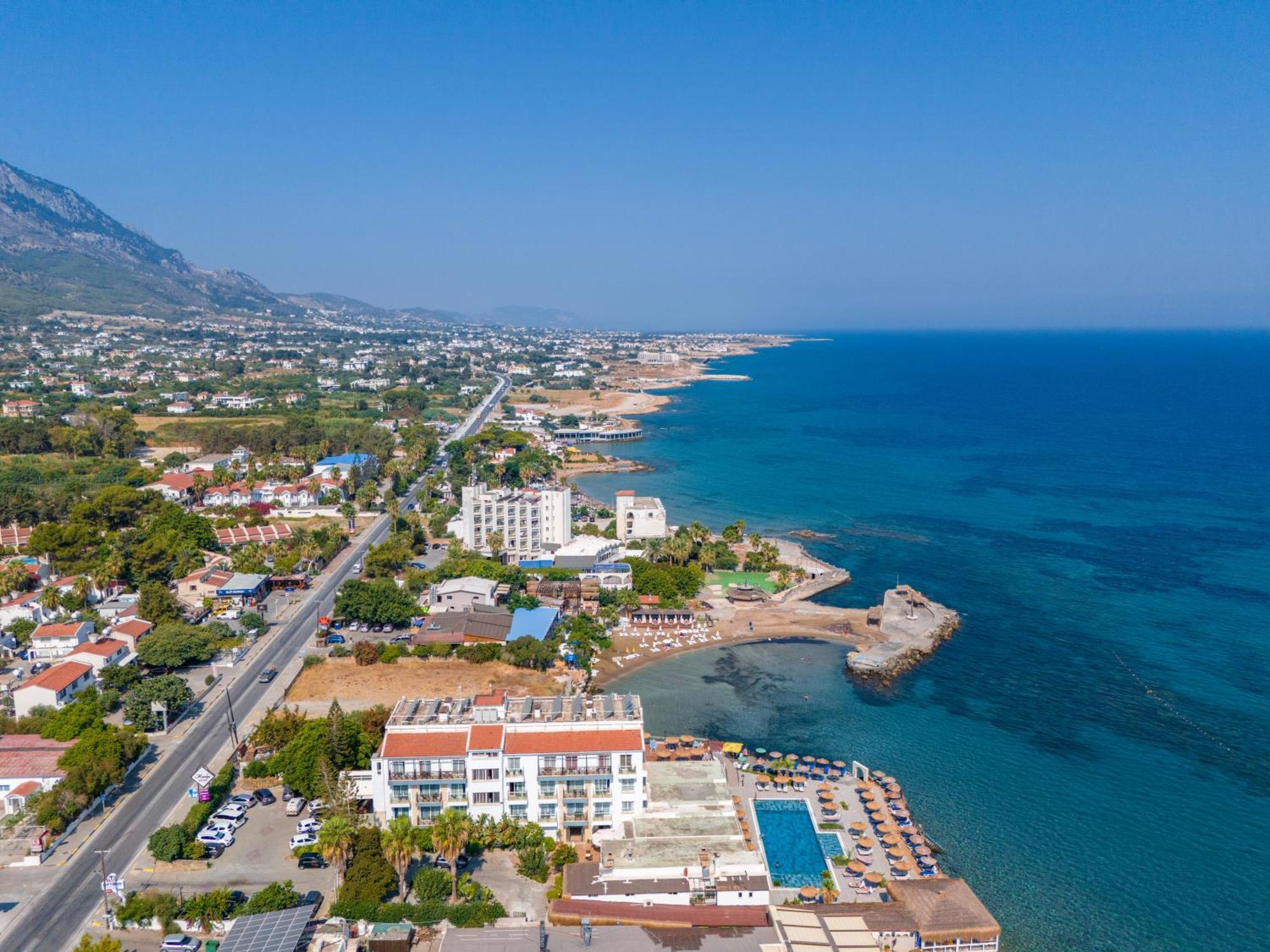 Manolya Hotel Лапитос Екстериор снимка