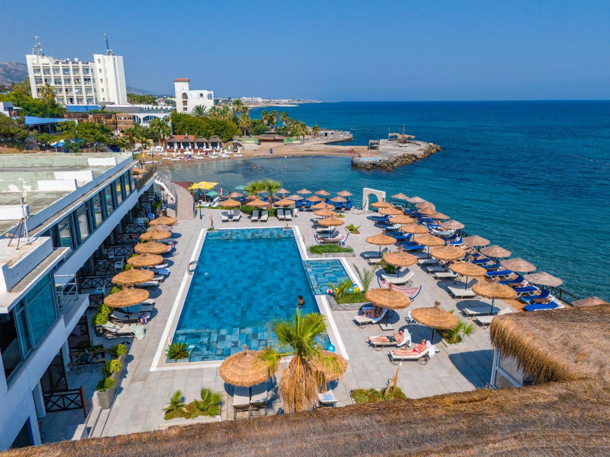 Manolya Hotel Лапитос Екстериор снимка
