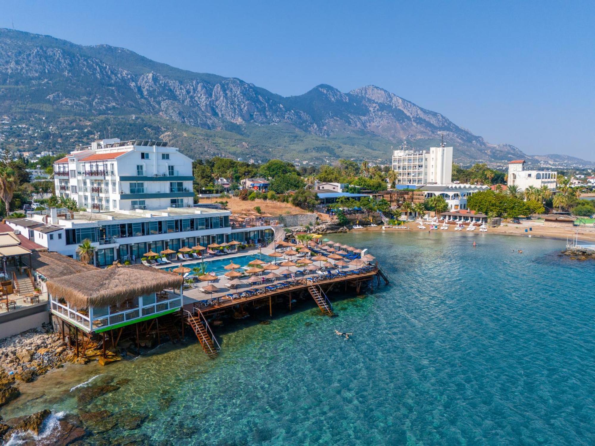 Manolya Hotel Лапитос Екстериор снимка