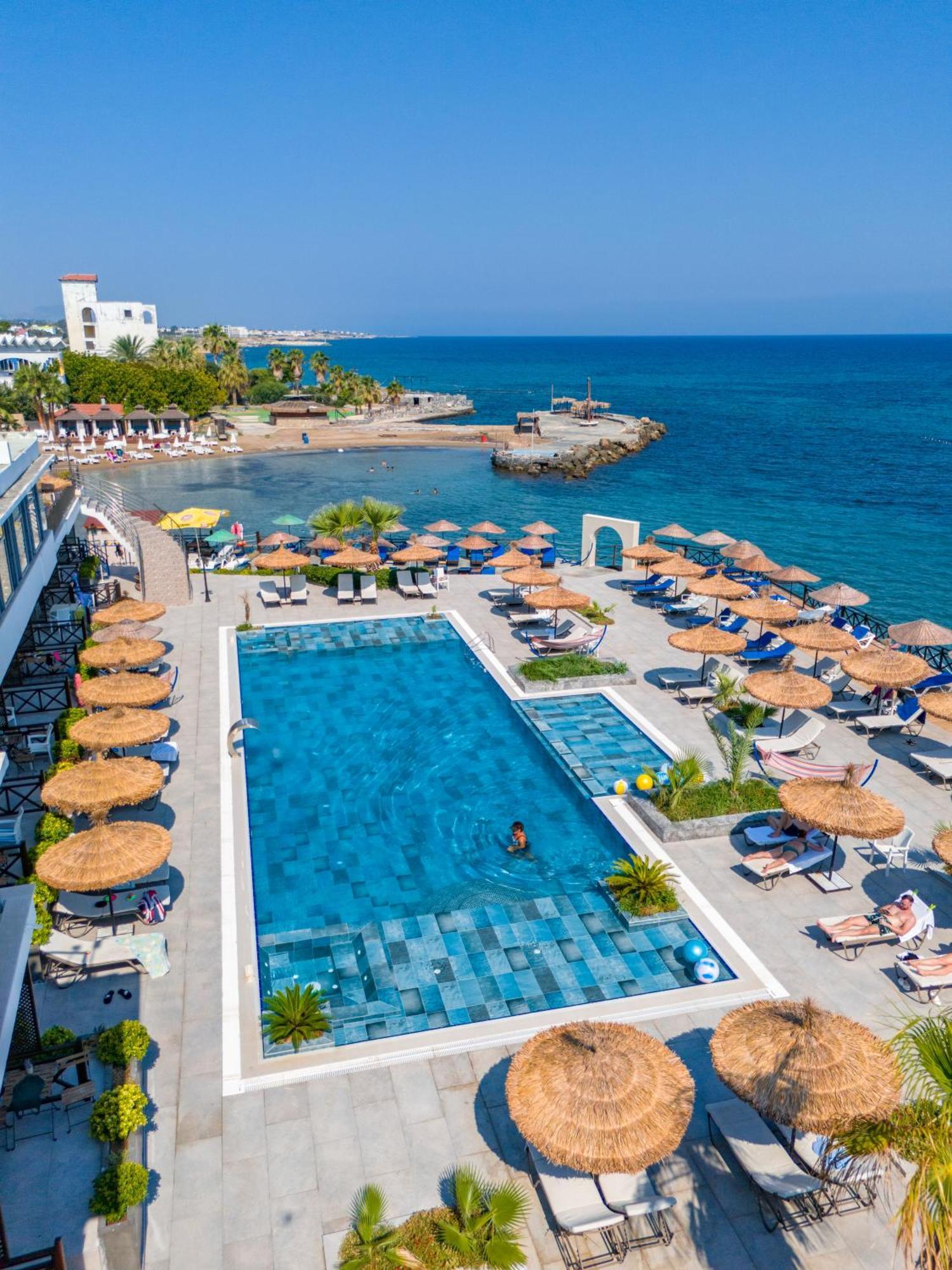 Manolya Hotel Лапитос Екстериор снимка