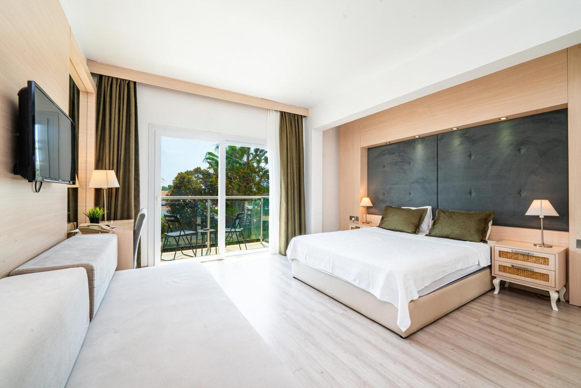 Manolya Hotel Лапитос Екстериор снимка