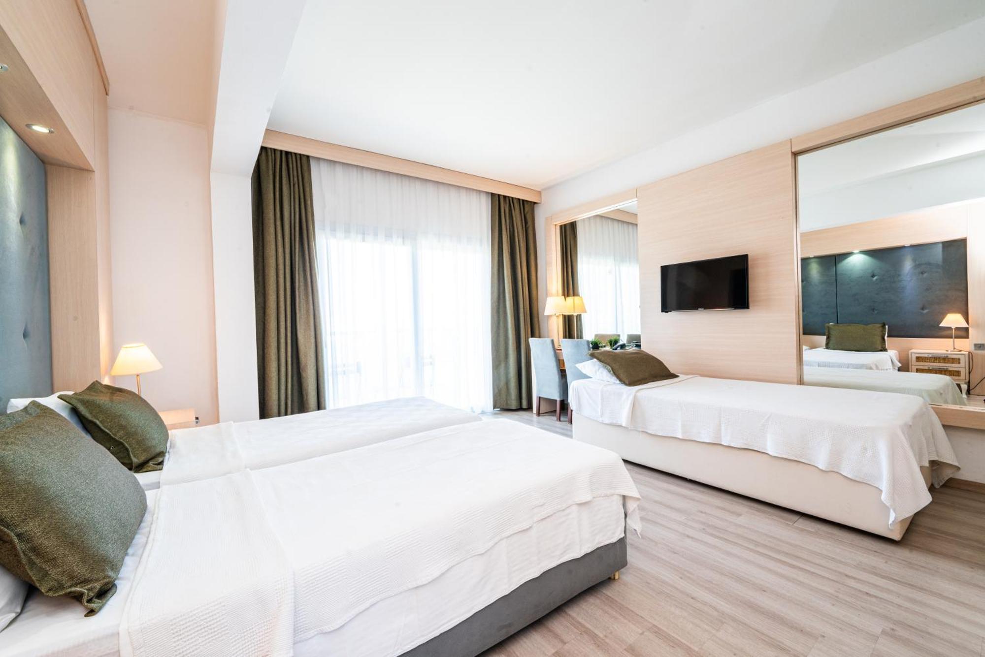 Manolya Hotel Лапитос Екстериор снимка