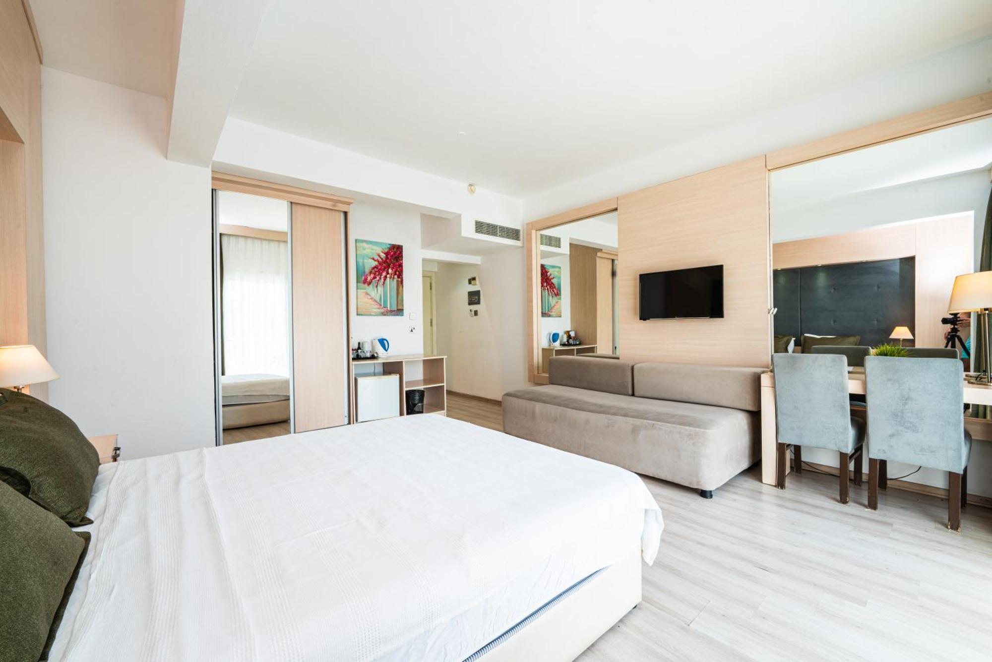 Manolya Hotel Лапитос Екстериор снимка