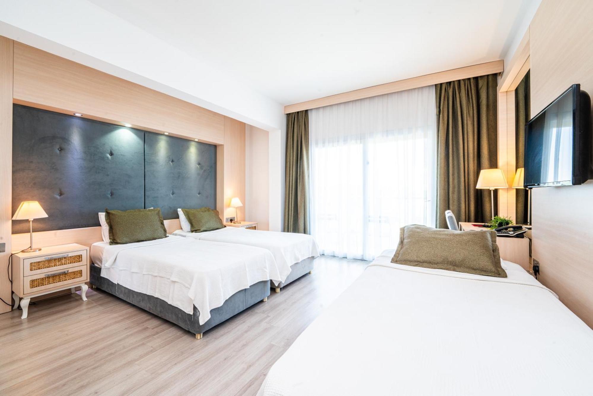 Manolya Hotel Лапитос Екстериор снимка