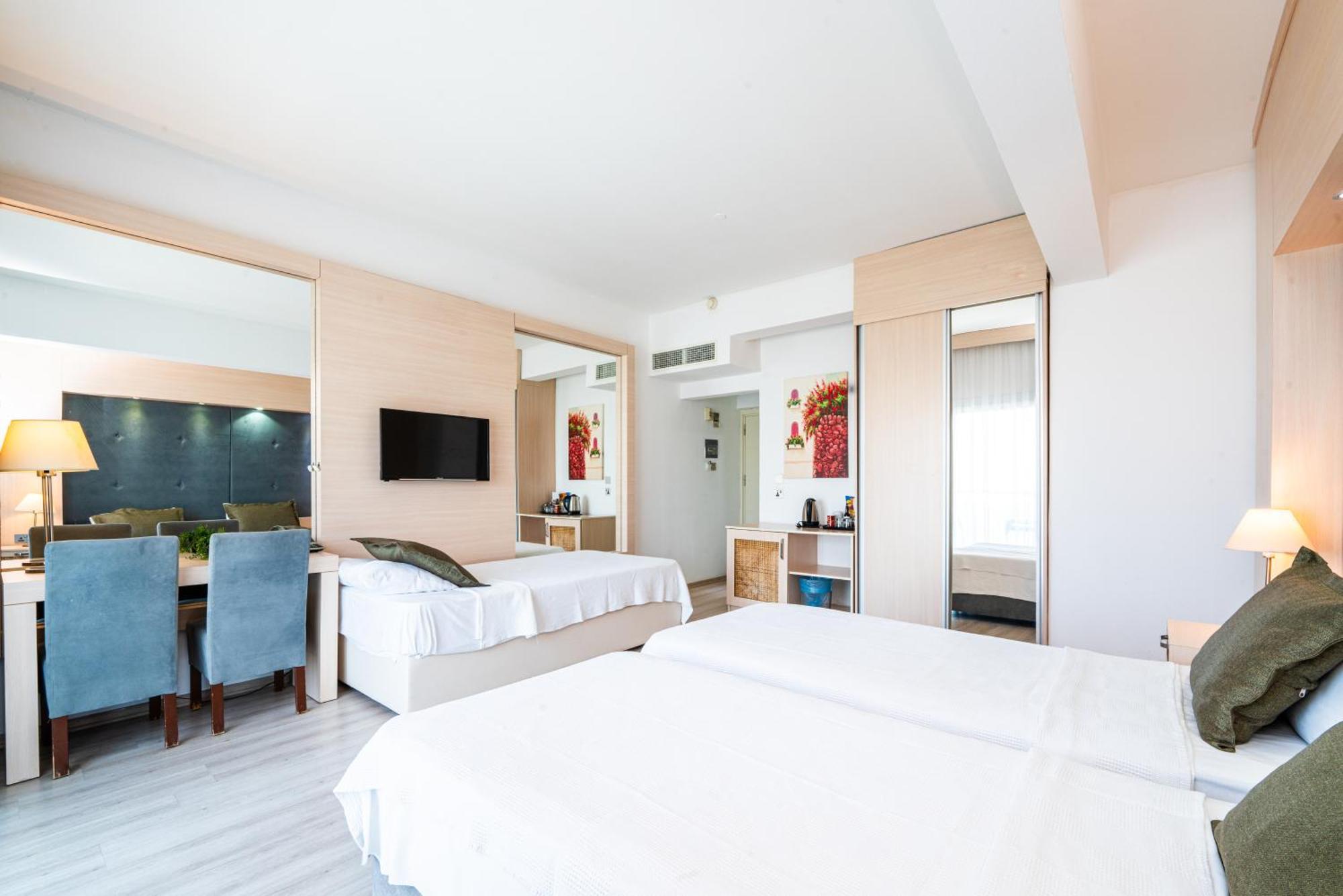 Manolya Hotel Лапитос Екстериор снимка