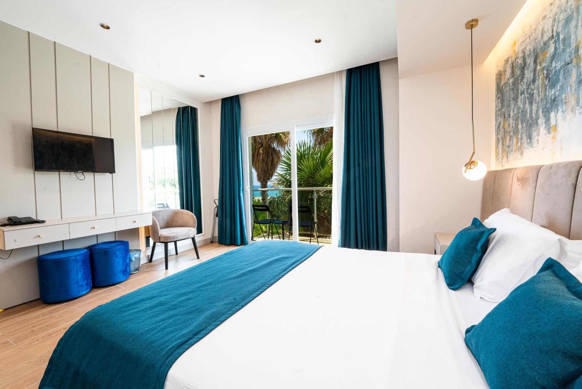 Manolya Hotel Лапитос Екстериор снимка