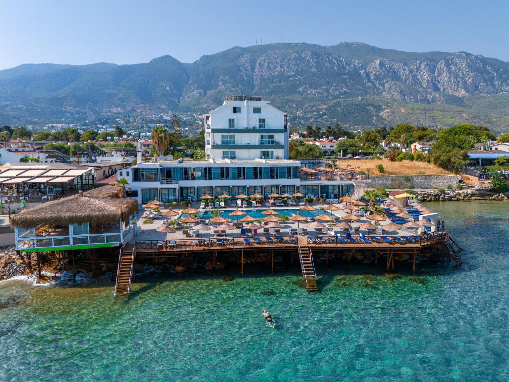 Manolya Hotel Лапитос Екстериор снимка