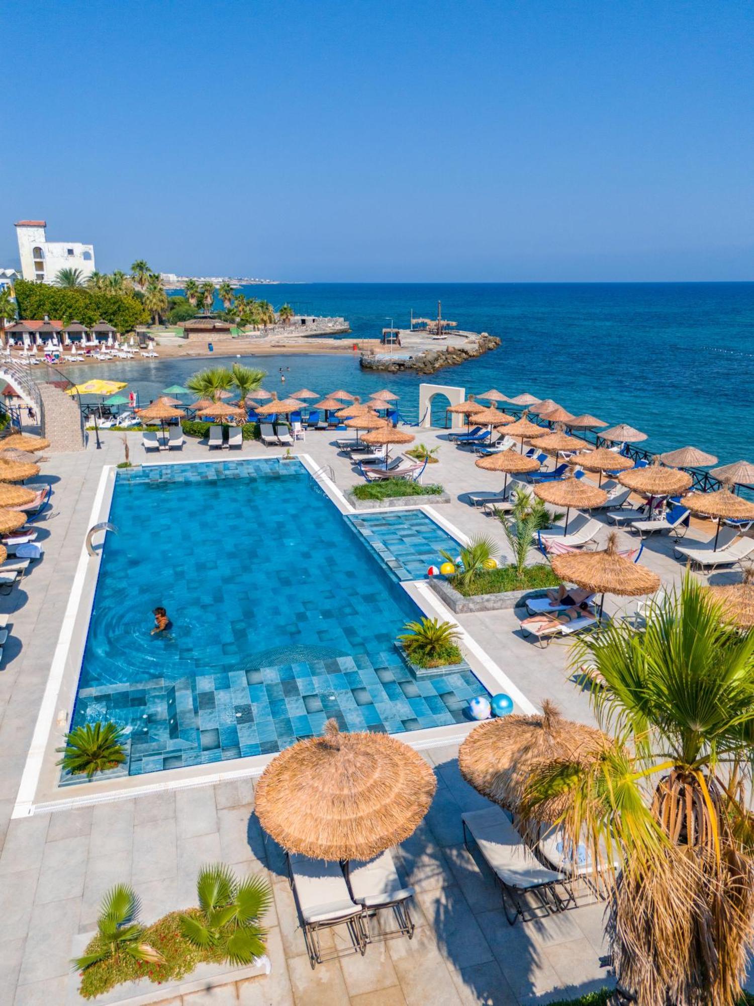Manolya Hotel Лапитос Екстериор снимка