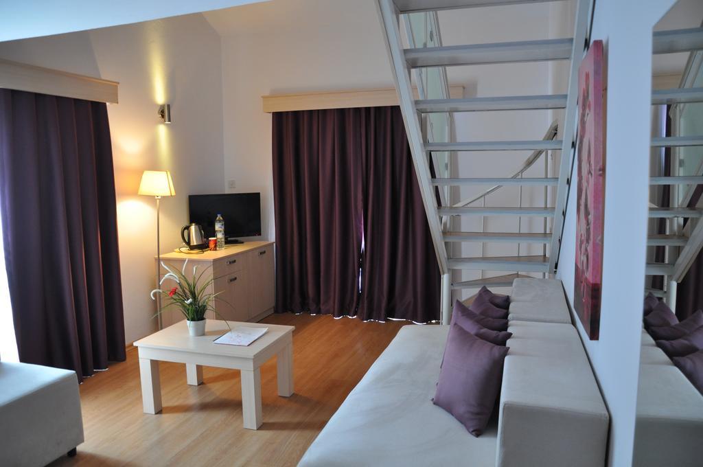 Manolya Hotel Лапитос Екстериор снимка