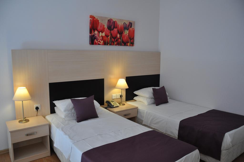 Manolya Hotel Лапитос Екстериор снимка