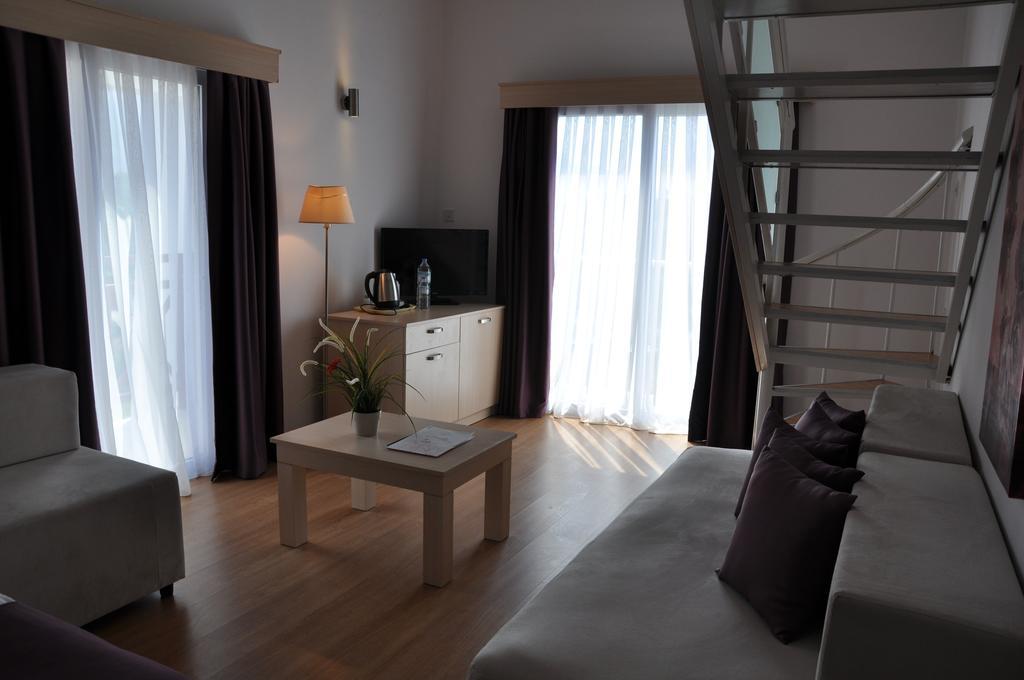 Manolya Hotel Лапитос Екстериор снимка